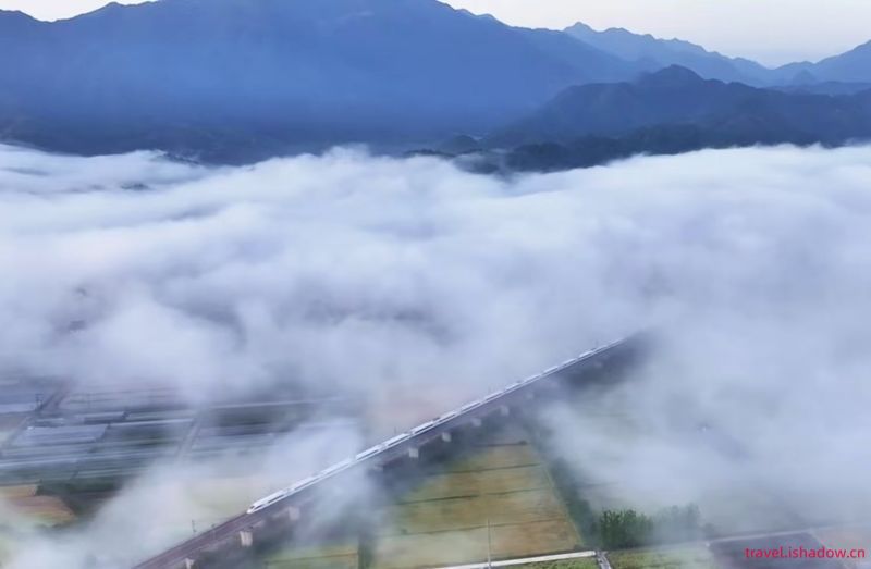 杭州高鐵穿行雲霧間 演繹現實版‘仙境列車’