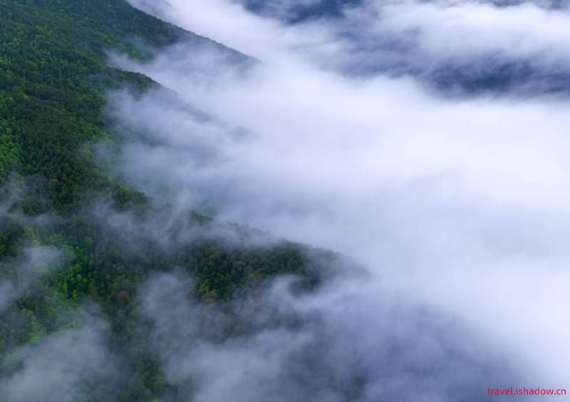 丽江玉龙雪山现“云涌峰浮”奇观