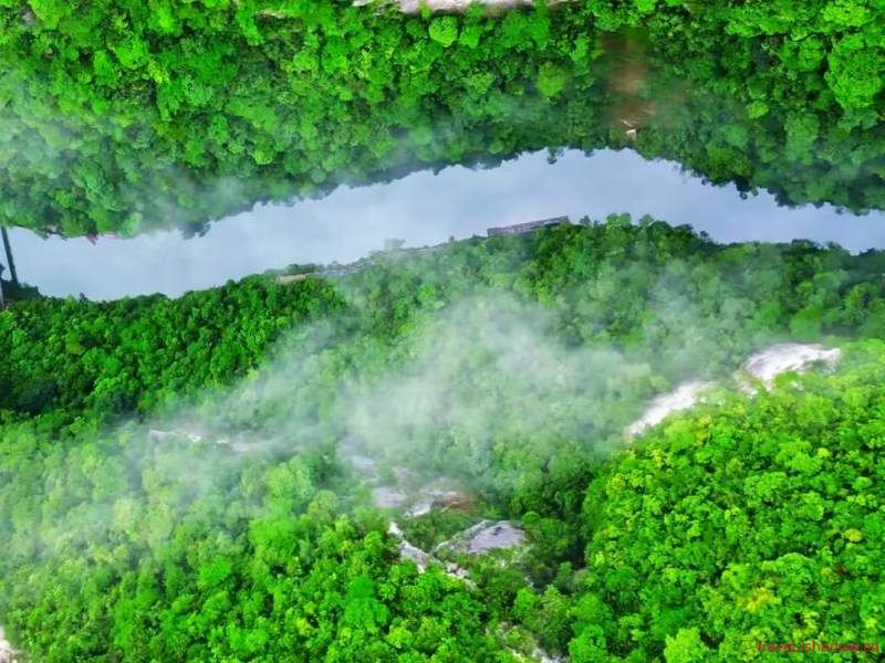 碧波浮舟探秘恩施屏山峡谷
